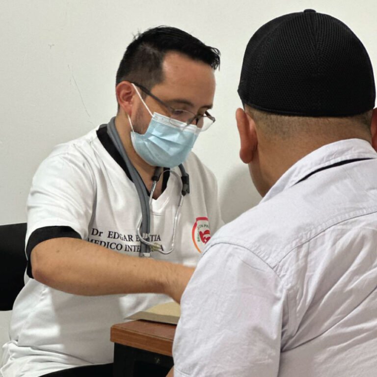 Un médico de la brigada atiende a un paciente en consulta