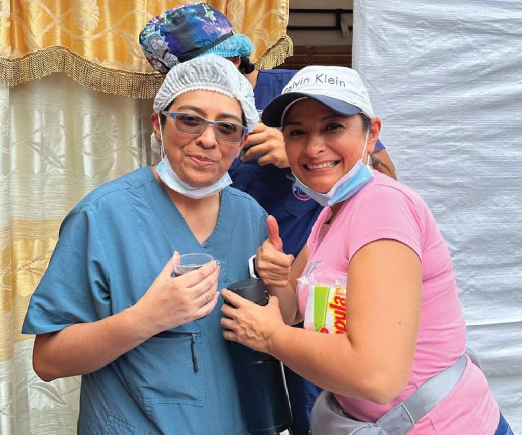 Dos voluntarias de la fundación sonríen durante una brigada de salud