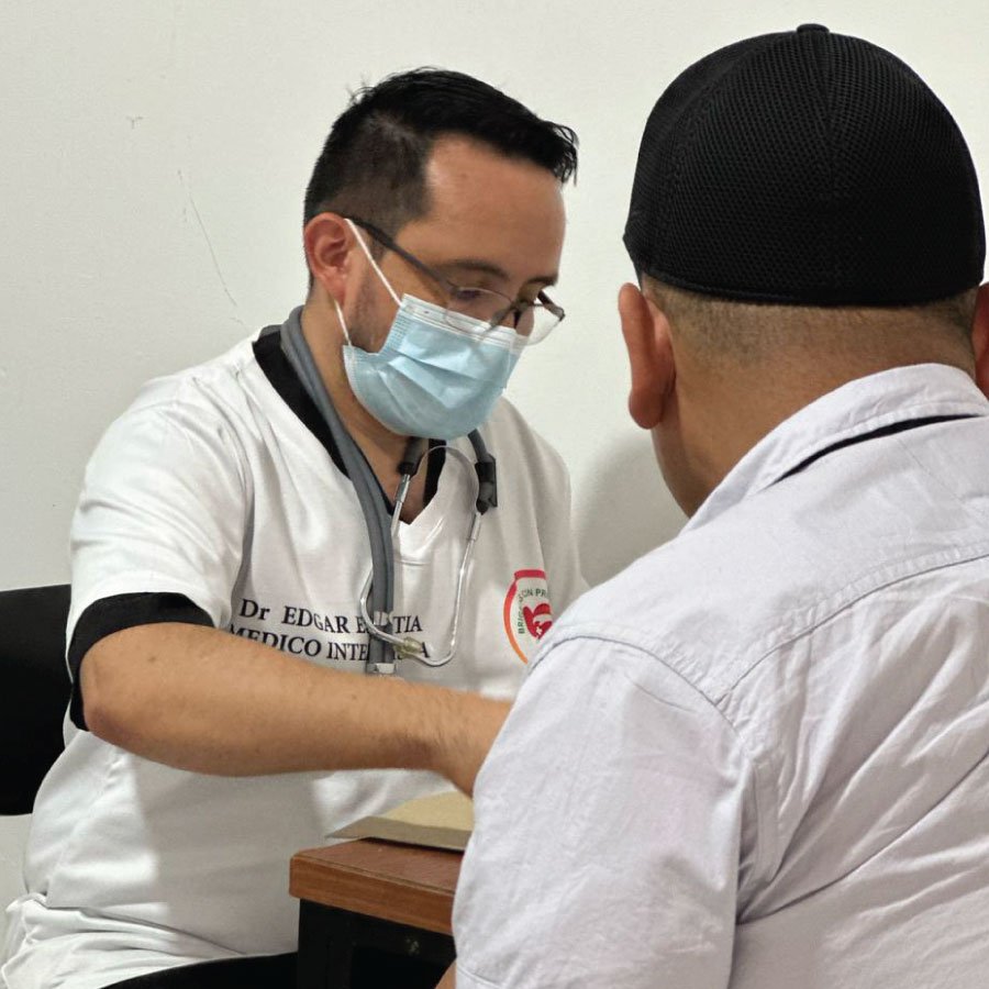 Medico fundación brigada con propósito