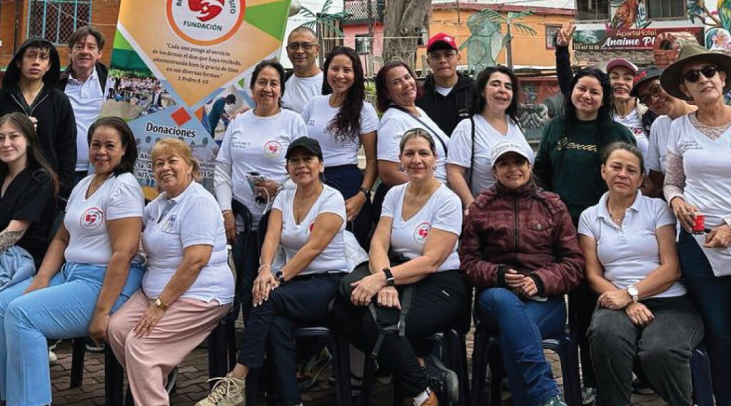 El equipo de voluntarios de la fundación, reunido en una brigada