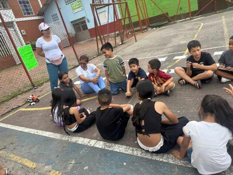 Seguimos evangelizando a estos niños del Combeima, gracias al grupo…