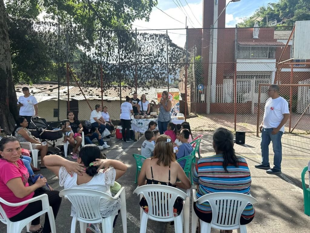 Seguimos evangelizando a los niños y madres del Combeima con una…